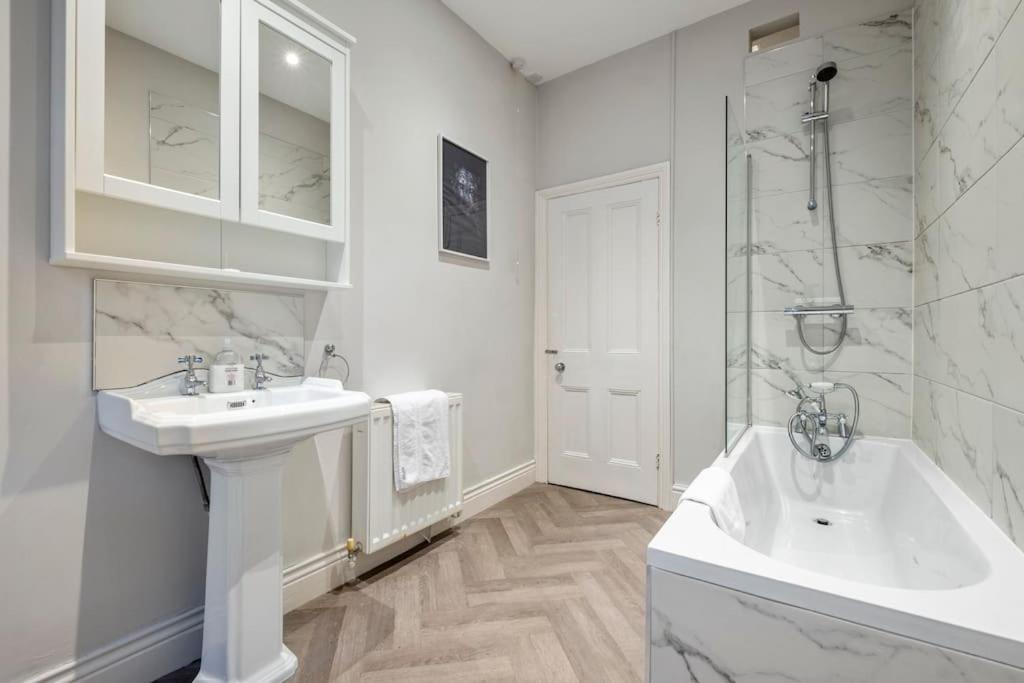 Beautiful Apartment With Parking Hexham Exterior photo